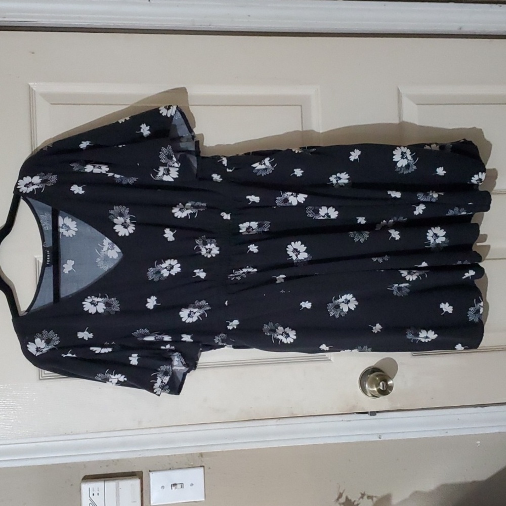 Torrid V-Neck Elastic Waist Mini Dress Black W/ White Dotted Daisy Print 2X
